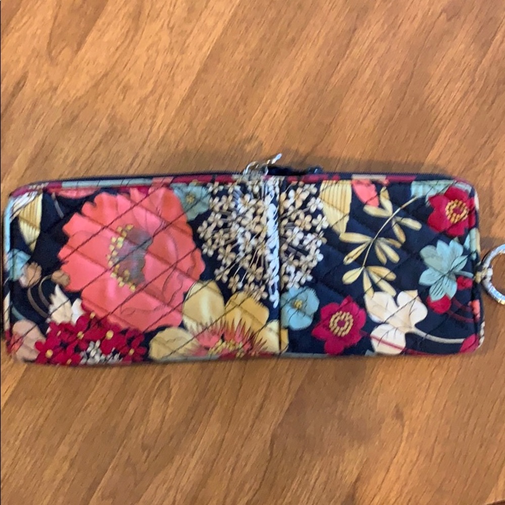 Vera Bradley Wristlet - Picture 6 of 6